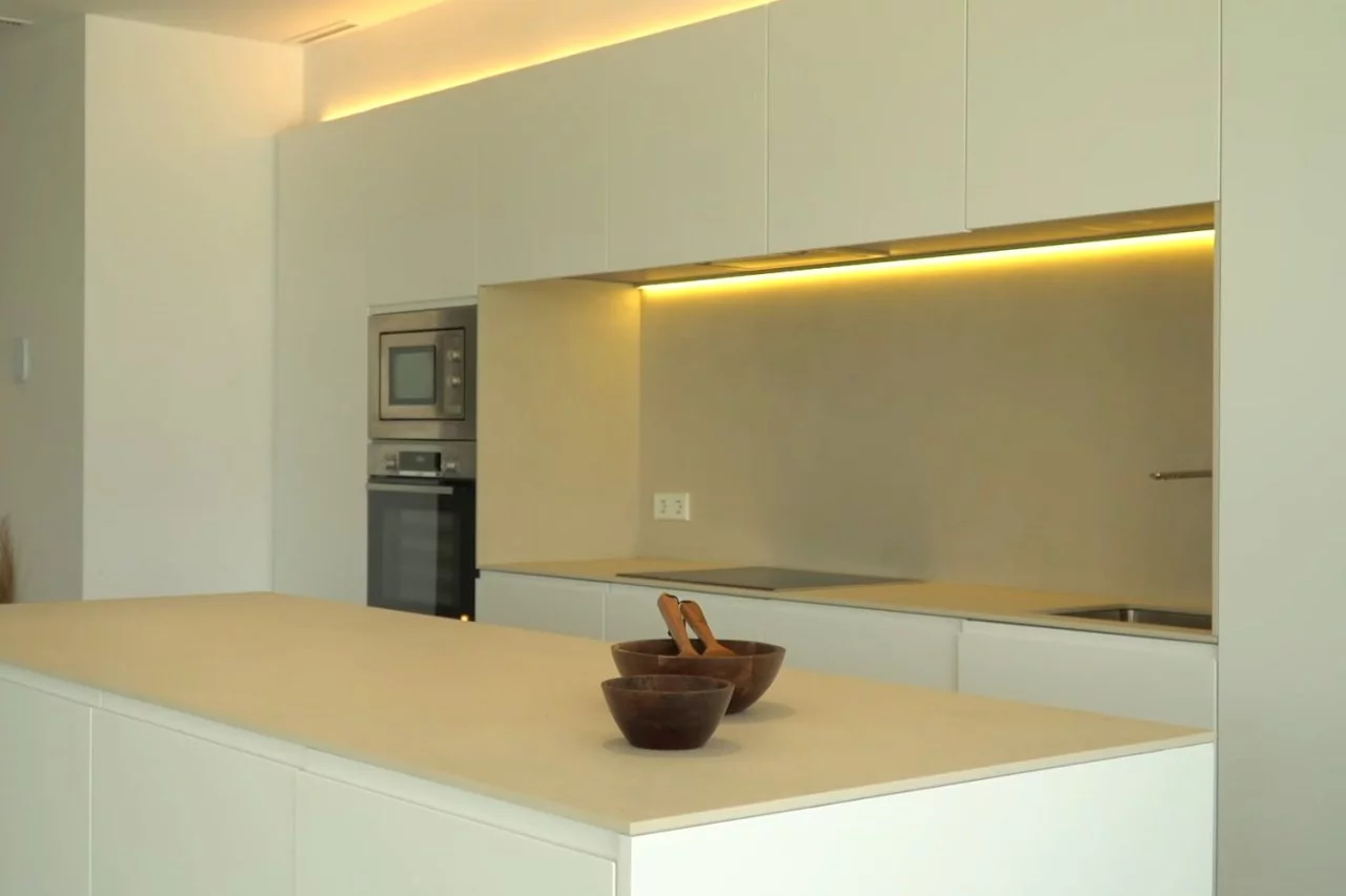 Renovacion cocina blanca minimalista